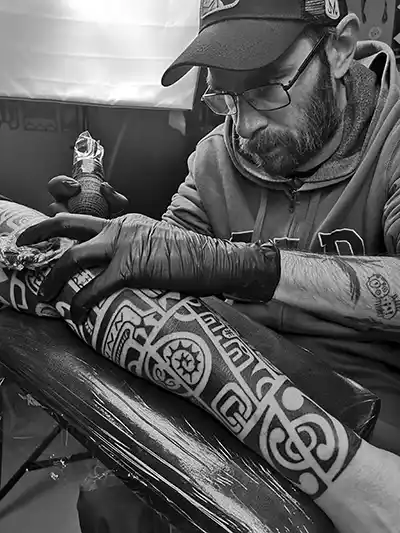 Artista tatuador @ETHNICTATTOO.KID trabajando en un diseño Marquesano