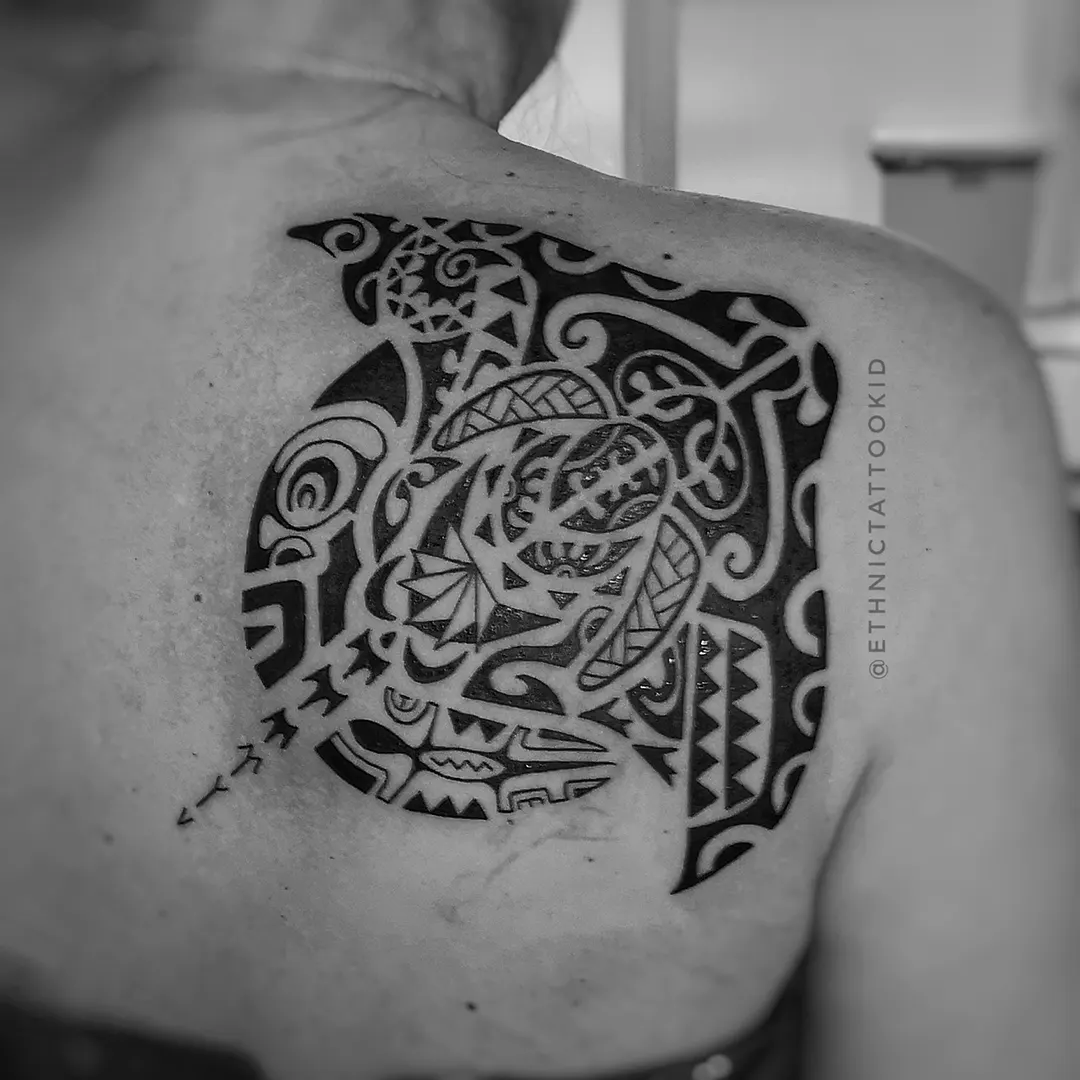 Tatuaje de manta raya polinesia por ethnictattoo.kid en Torrejón