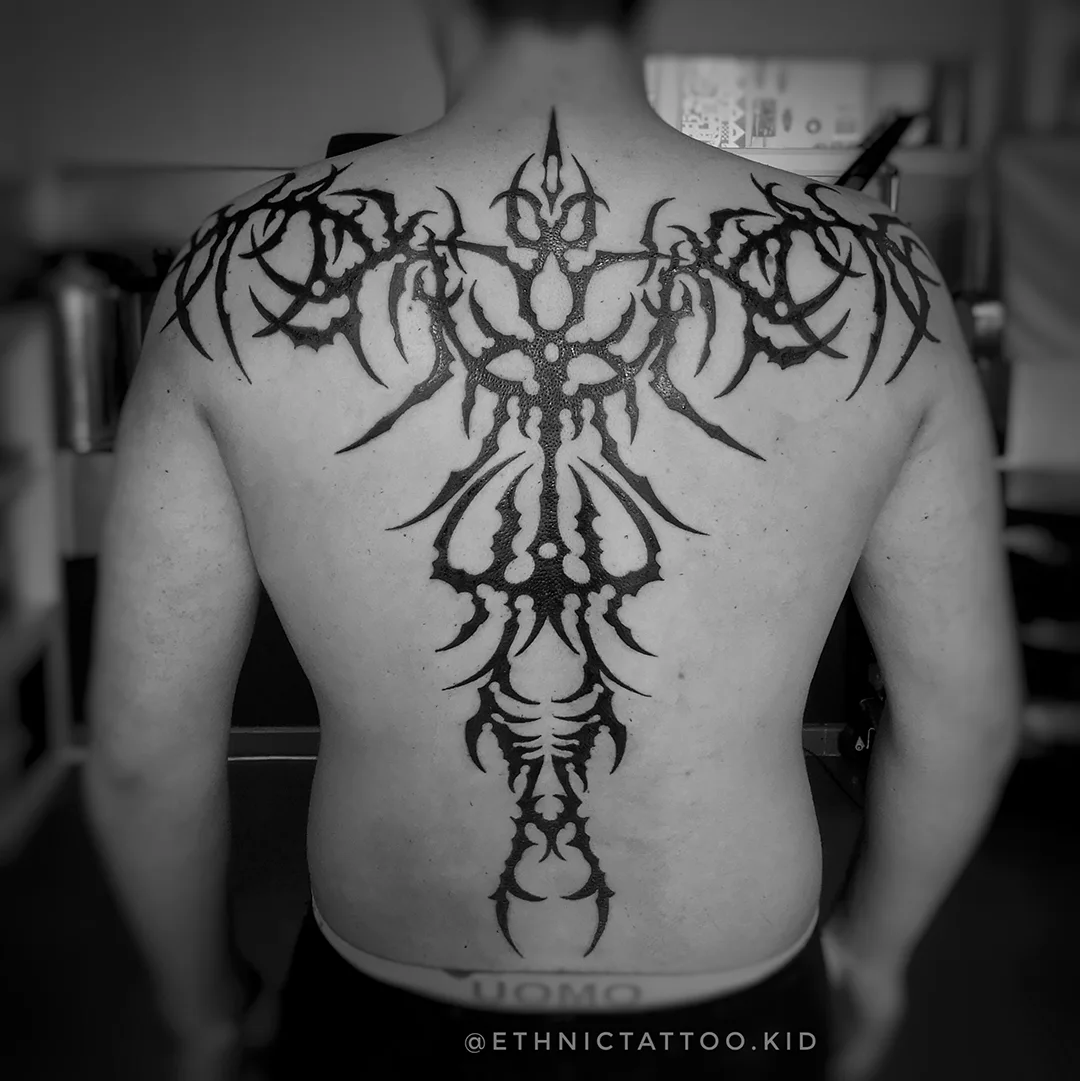 Tribal en toda la espalda, hecho en Madrid por Ethnictattoo.kid