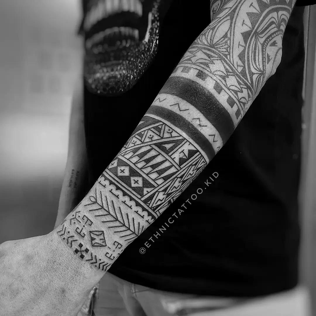 Brazo de estilo Samoano de la polinesia hecho por Ethnictattoo.kid en Madrid