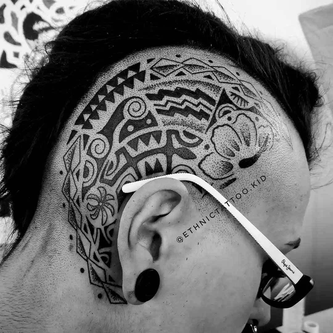 Tatuaje polinesio de media cabeza hecho en Madrid por Ethnictattoo.kid