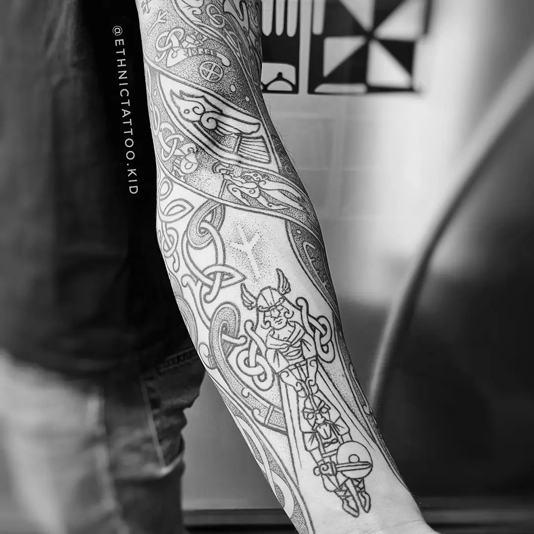 Detalle de tatuaje vikingo hecho por ethnictattoo.kid en Madrid