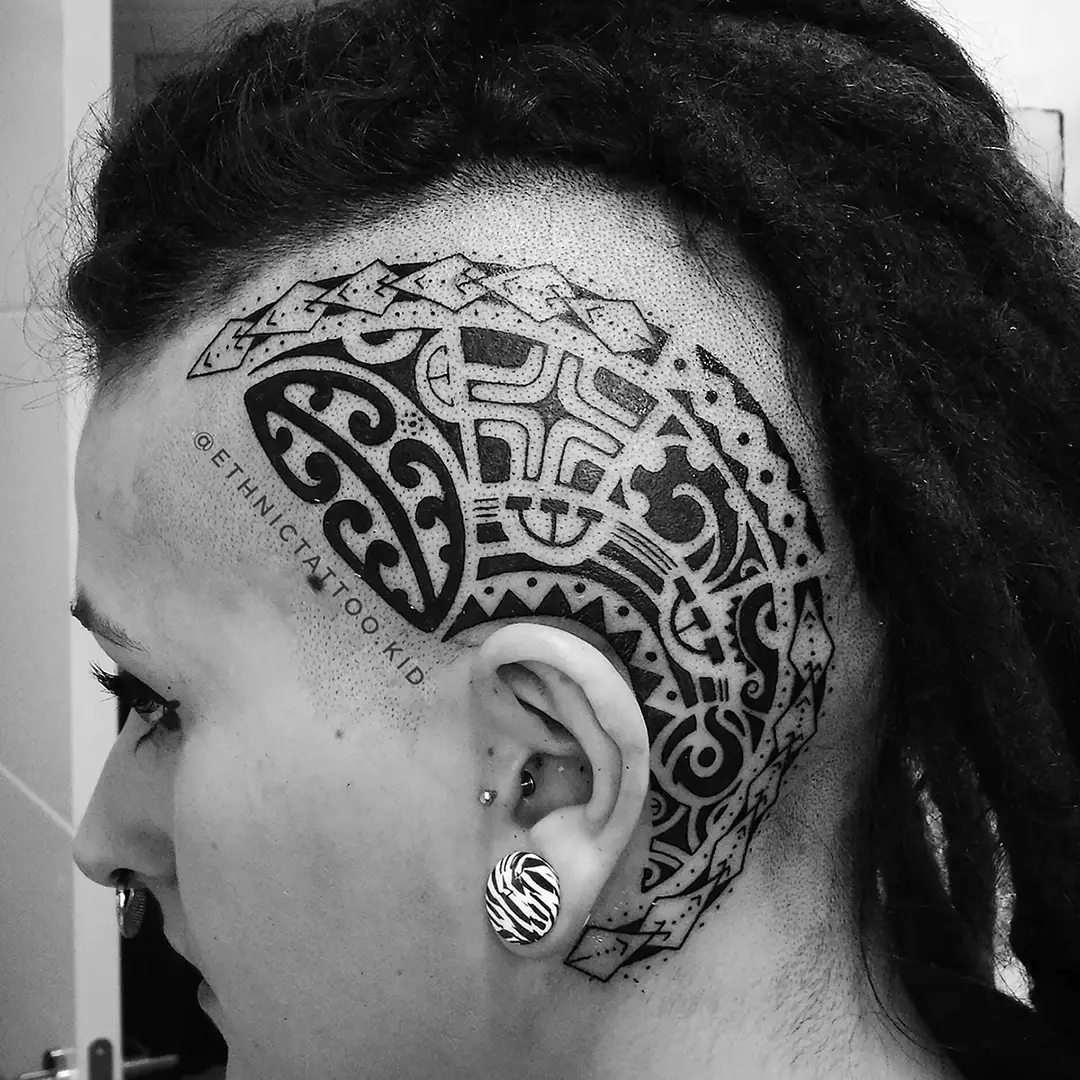 Media cabeza tatuada en estilo tribal polinesio, hecho por EthnicTattoo.kid en España
