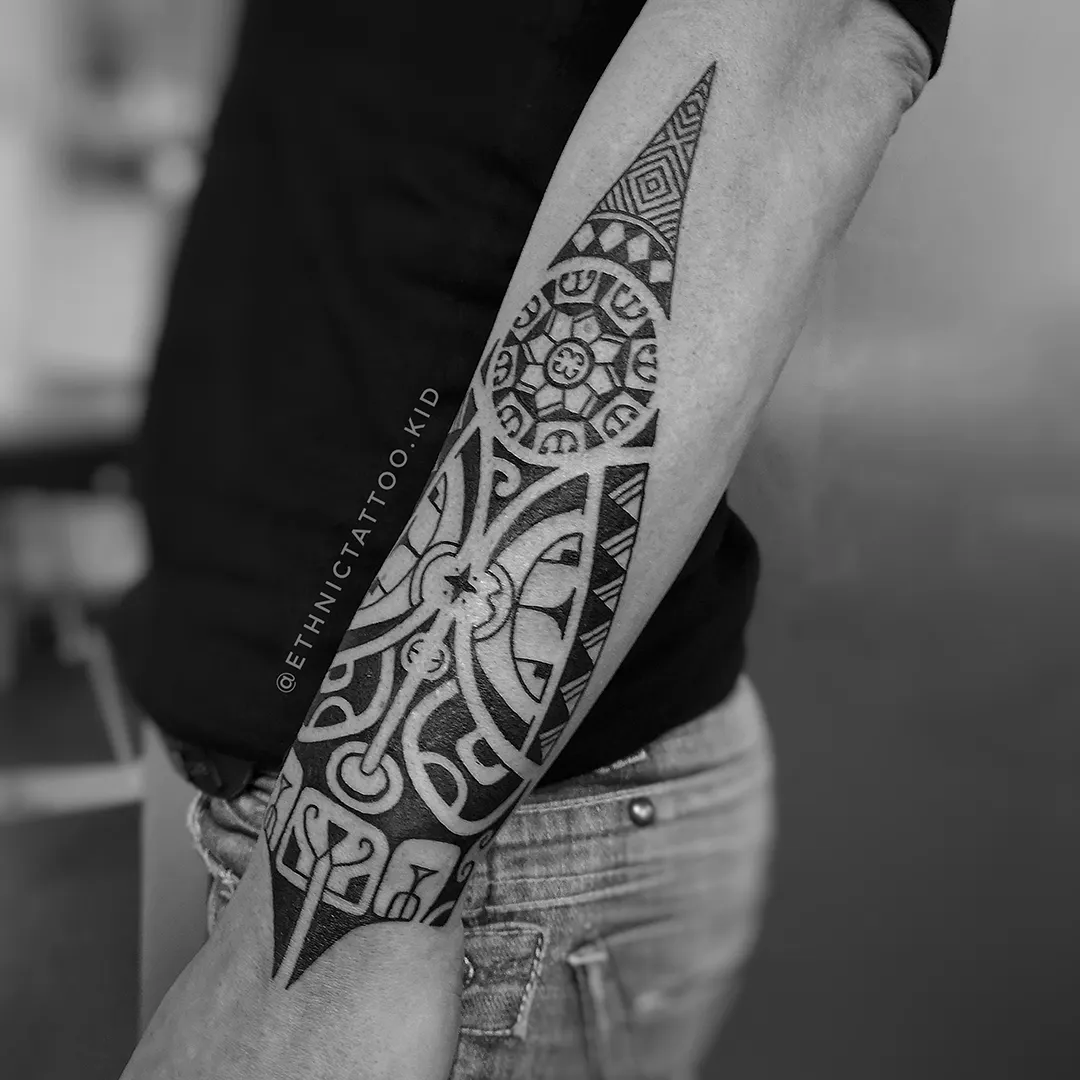Tatuaje en antebrazo tribal estilo polinesio, hecho en Madrid por EthnicTattoo.Kid