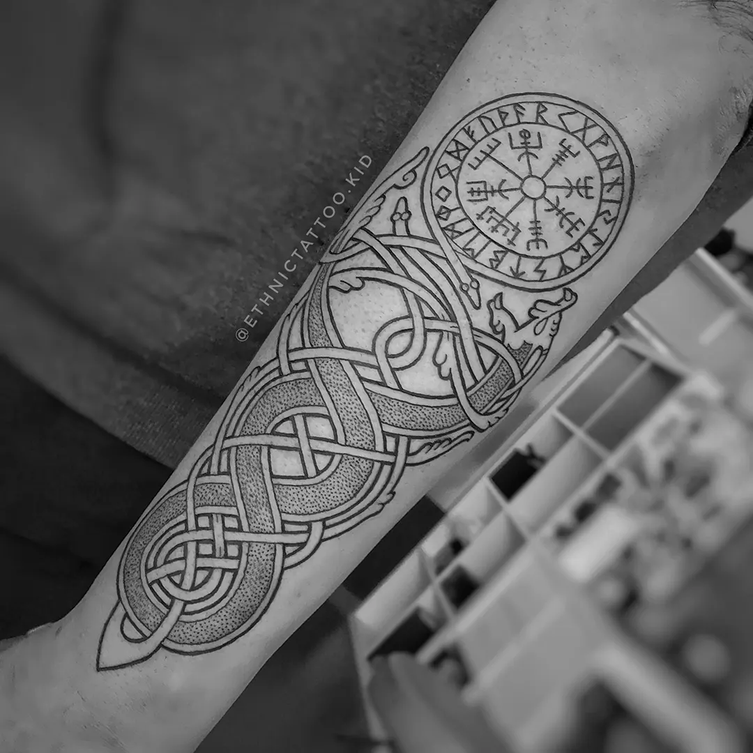 Tatuaje de dragón nórdico con Vegvisir hecho por @EthnicTattoo.Kid
