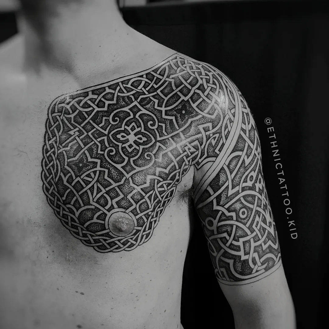 Tatuaje celta, nórdico, en pecho y brazo por @ethnictattoo.kid