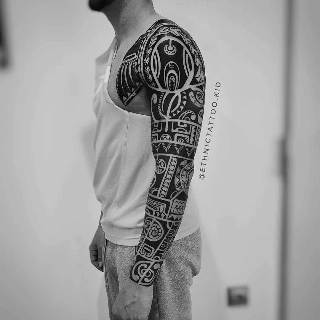 Brazo completo con el estilo de las Islas Marquesas en la Polinesia